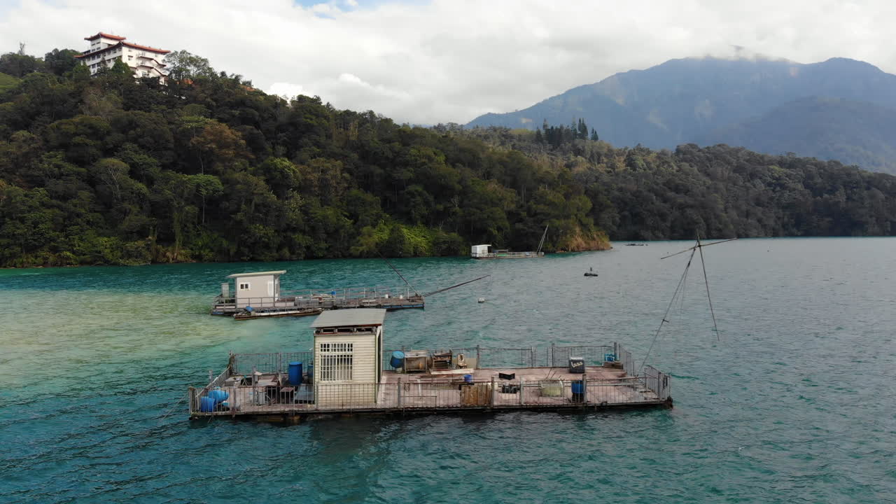 sun moon lake, taiwan에서 어부 보트의 무인 항공기 샷