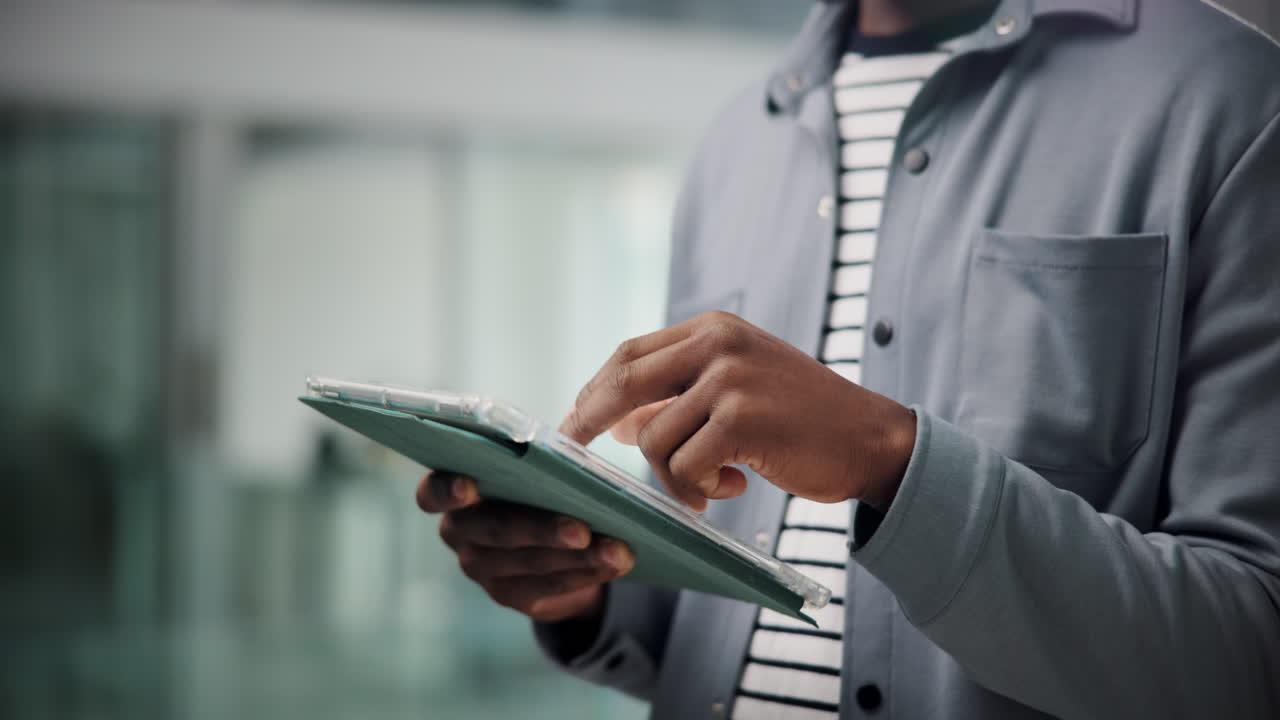 hombre usando una tableta