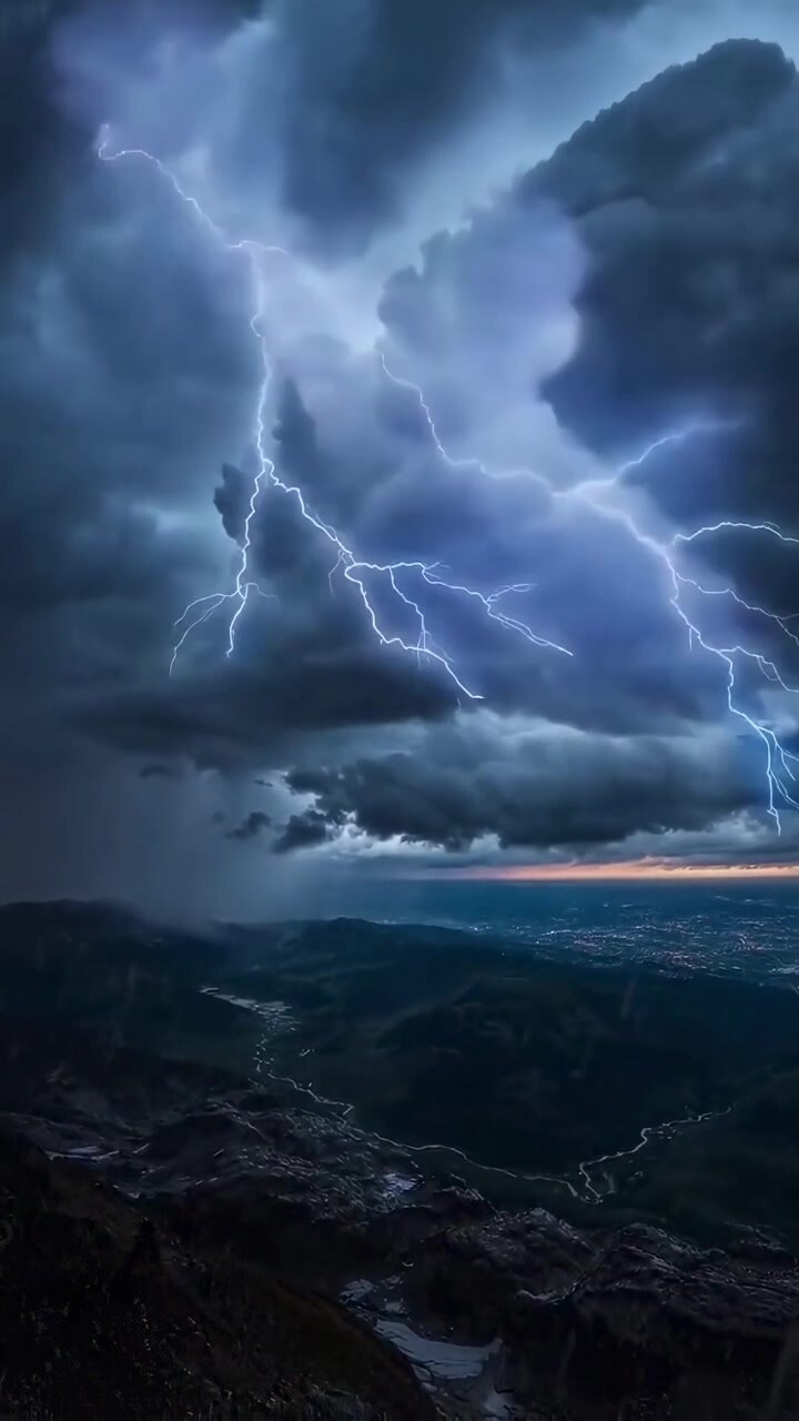 Spettacolare tempesta di fulmini su una valle di montagna al crepuscolo