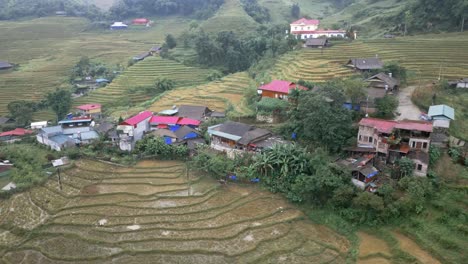 Antena-De-Un-Pueblo-Asiático-En-Lo-Profundo-De-Las-Montañas-Exóticas,-Exuberantes-Y-Verdes-De-Sapa-En-Vietnam