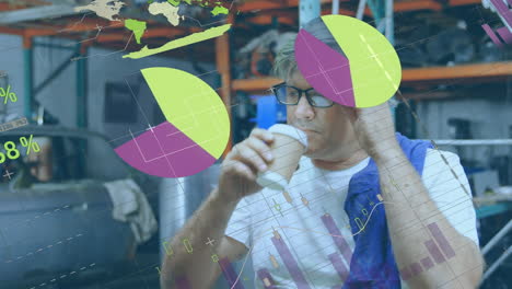 animación del procesamiento de datos sobre un hombre caucásico bebiendo café