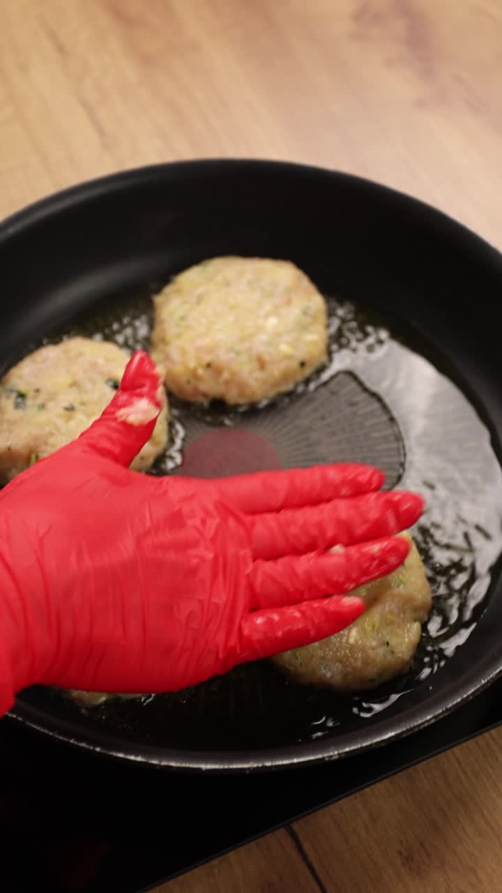 cocinando empanadas de pollo en una sartén