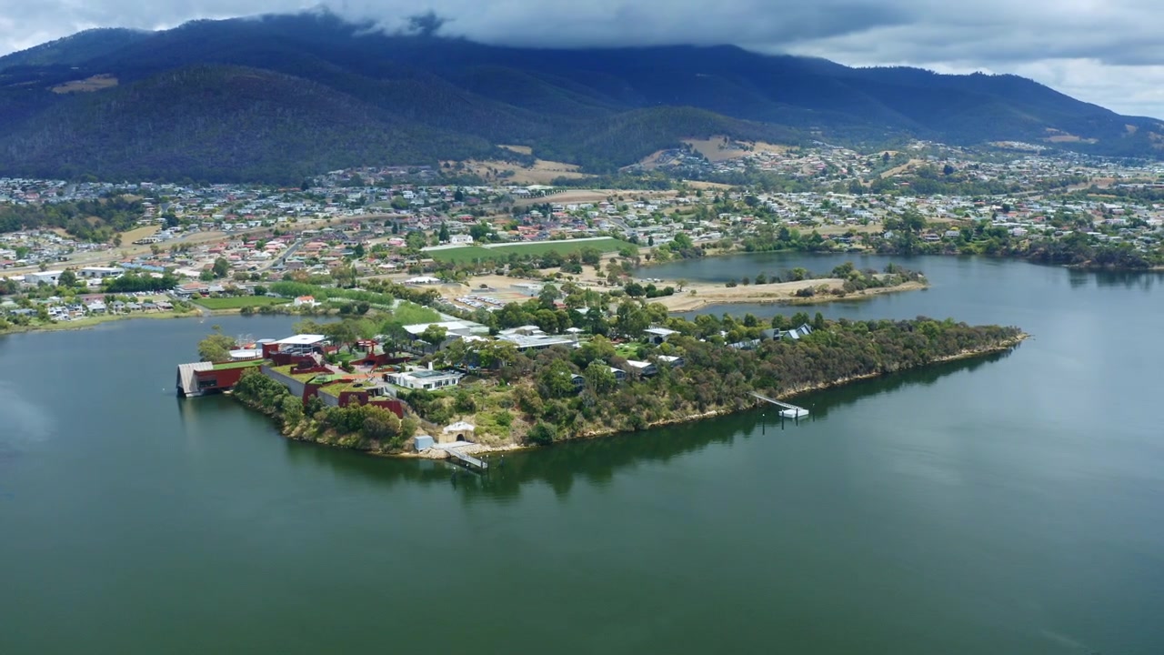 Museu de Arte MONA de Hobart e Vista do Horizonte da Tasmânia em sobrevoo aéreo, Austrália 4K.