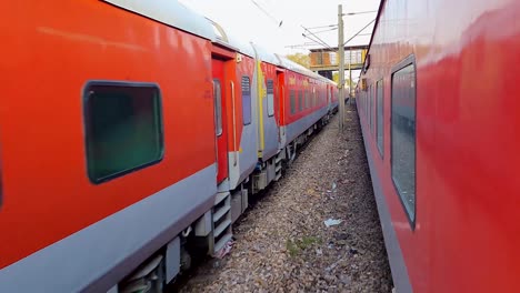 Personenzug,-Der-Am-Morgen-Auf-Gleisen-Fährt-Und-Sich-Aus-Entgegengesetzter-Richtung-Kreuzt.-Das-Video-Wurde-Am-4.-August-2022-Am-Bahnhof-Neu-Delhi-Aufgenommen