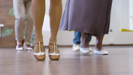 primer plano de los pies de una mujer