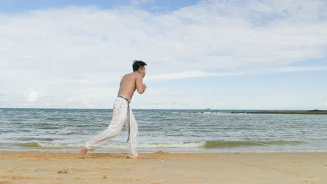 Mann-Tanzt-Capoeira-Am-Strand