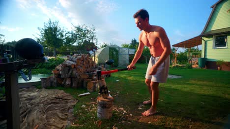 Retrato-De-Un-Joven-Cortando-Leña-En-El-Patio-Trasero-En-Verano