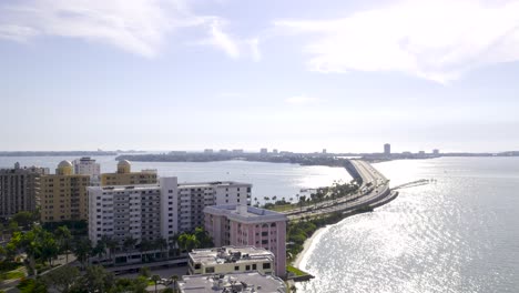 Vista-Aérea-De-John-Ringling-Causeway-En-El-Centro-De-Sarasota,-Florida.