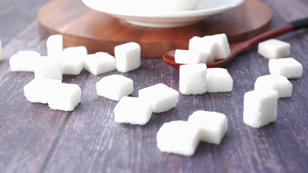 cubos de azúcar en tablero de madera