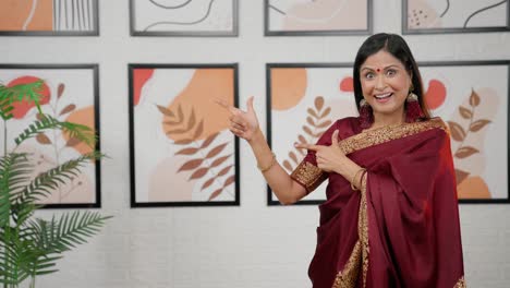 Indische-Frau-Zeigt-Auf-Produktplatzierung