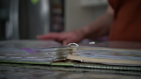 buscando en el libro de cocina de recetas para hacer comida