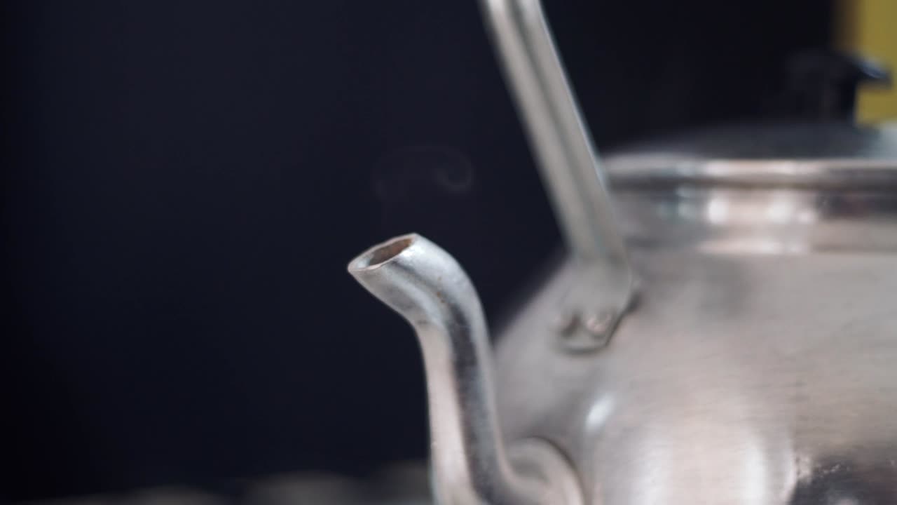 찻주전자를 준비하기 위한 볼링 물. 근접 촬영