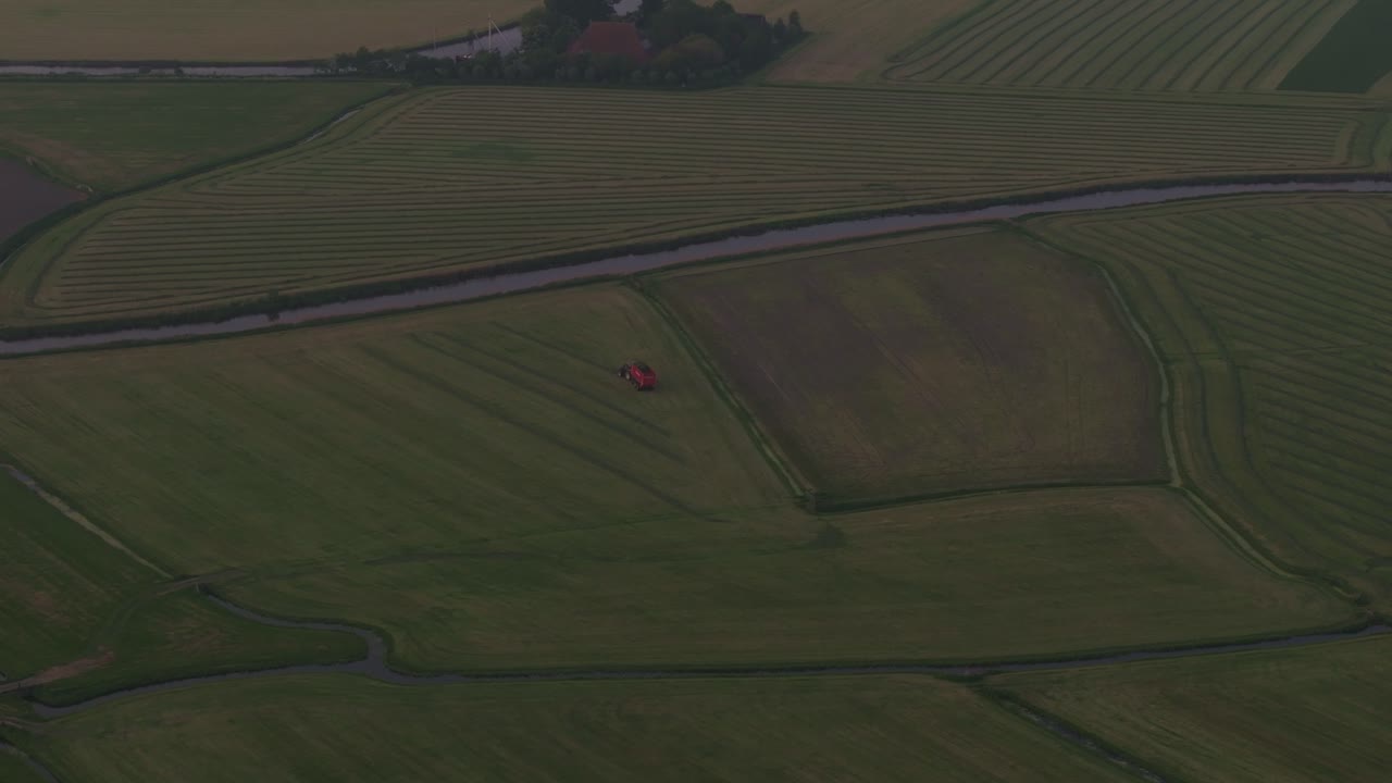 Vista aerea di Piaam con trattore, prato, falciatura, che mostra un suggestivo paesaggio pittoresco nei Paesi Bassi