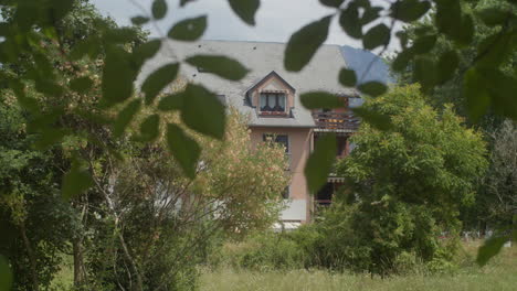 casa pintoresca ubicada en una exuberante vegetación