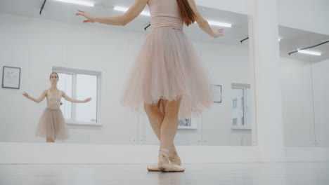 balletdanser die in een studio oefent