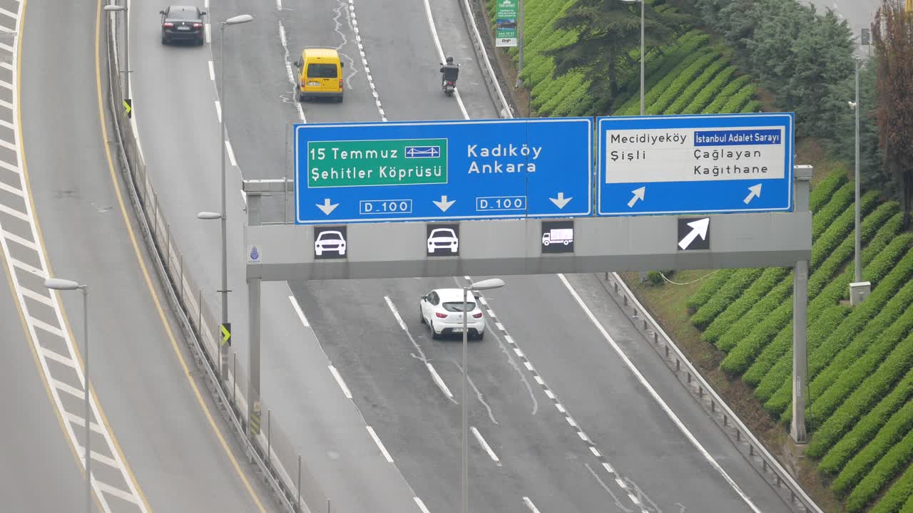 터키의 고속도로 표지판과 도로 교통
