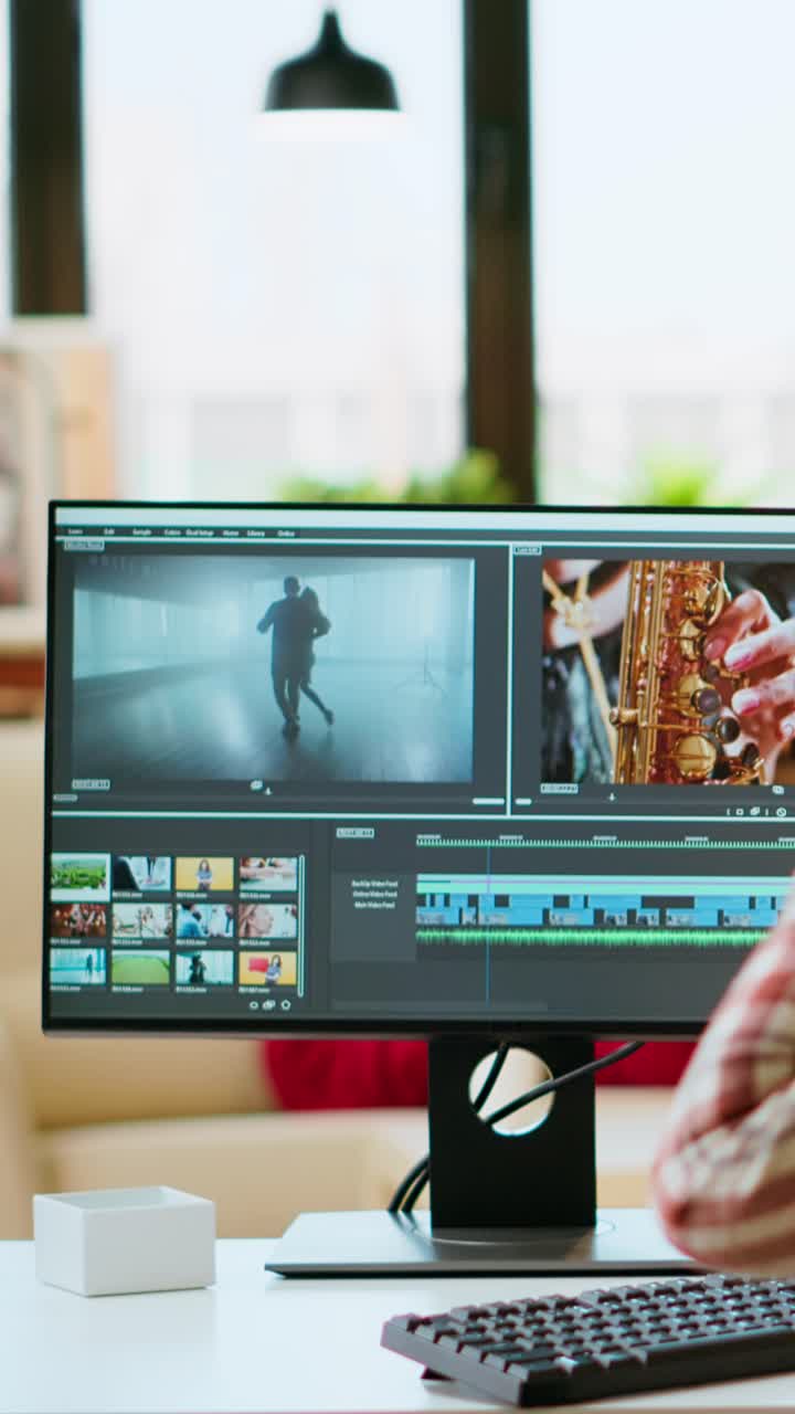 Vídeo vertical. Un cineasta afroamericano trabaja en un rodaje de vídeo profesional