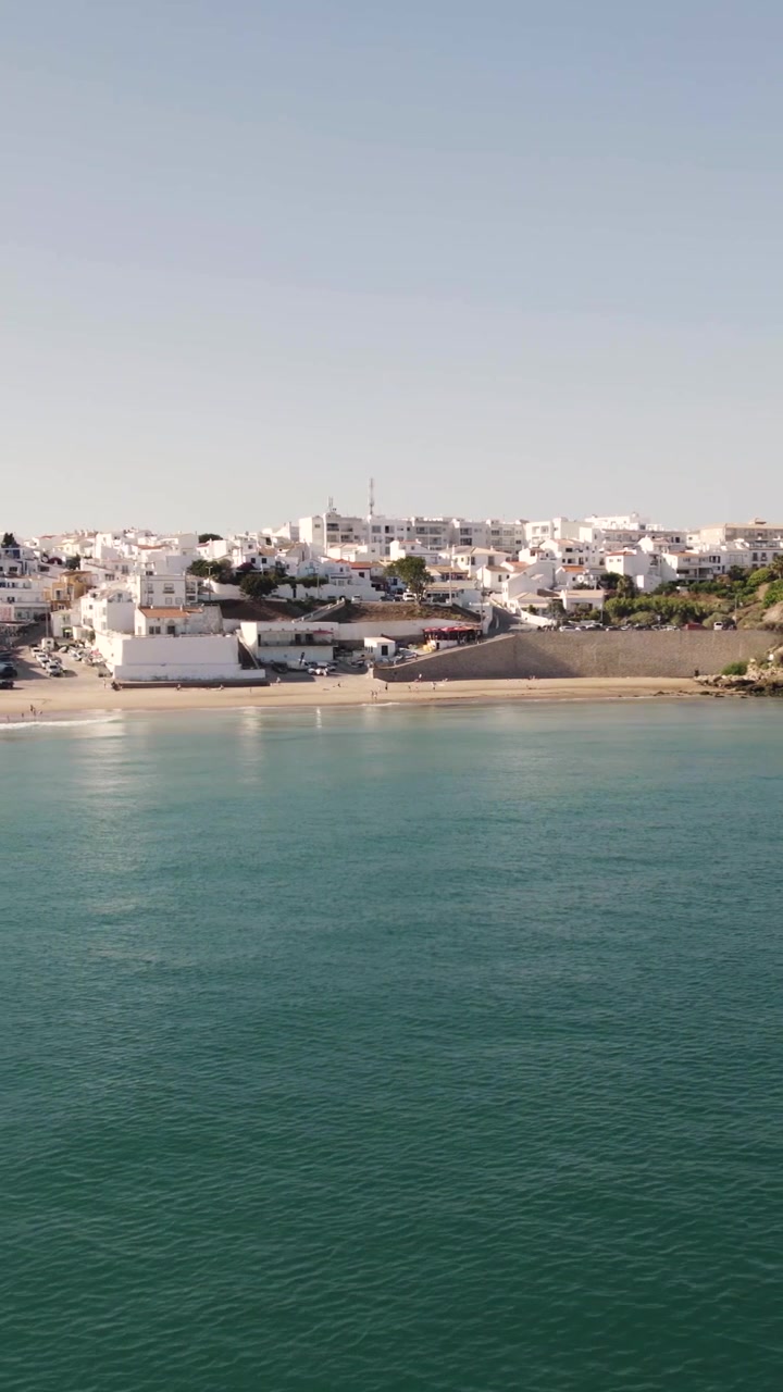 Vista aerea verticale del villaggio di pescatori di Burgau in Algarve, Portogallo