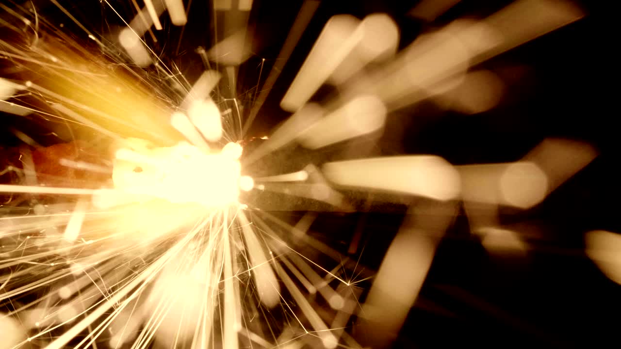 4k - movimiento de fuego en un cable de encendido. primer plano