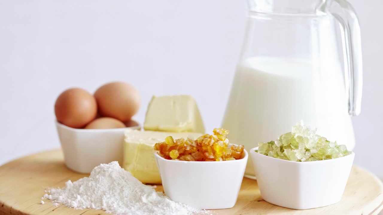 Ingrediënten voor het bakken van paascake