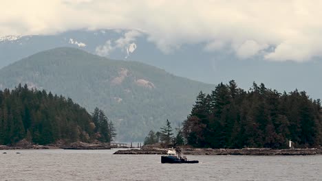 Schlepper-Im-Wasser-Mit-Berglandschaft