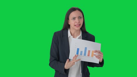 gerente india enojada gritando a los empleados pantalla verde