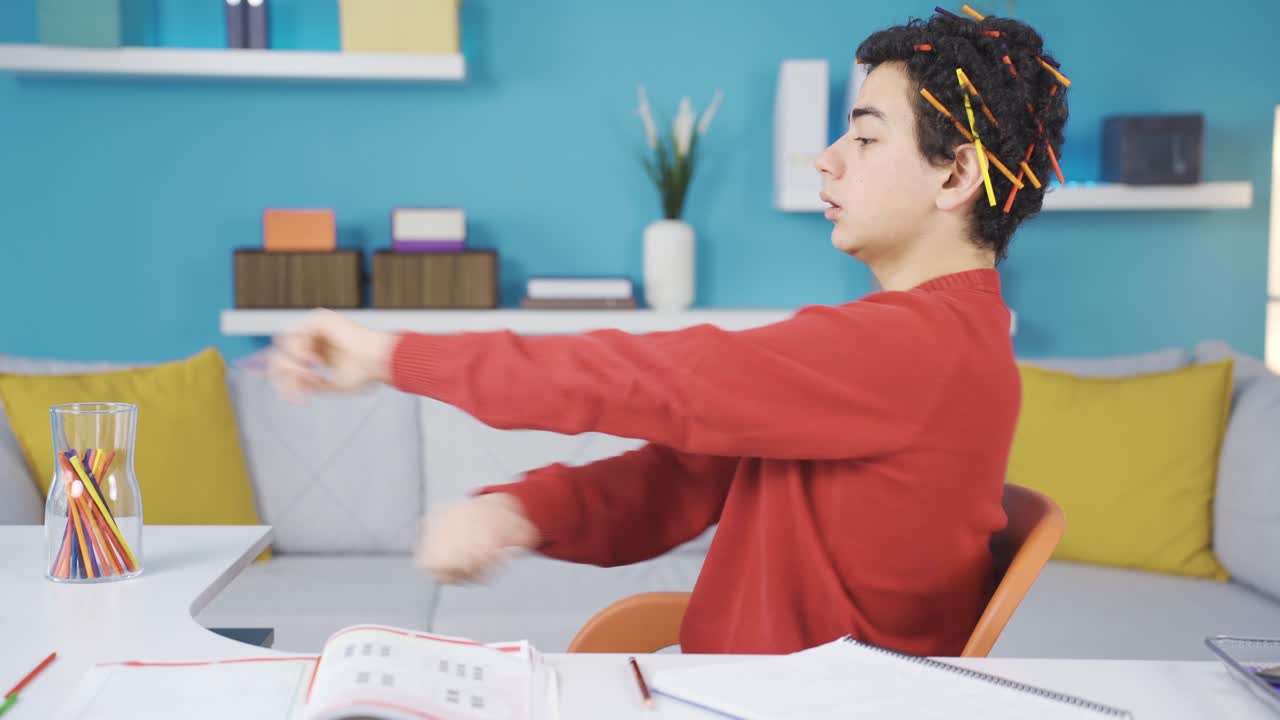 The lazy and fun boy who doesn't study is having fun by himself.