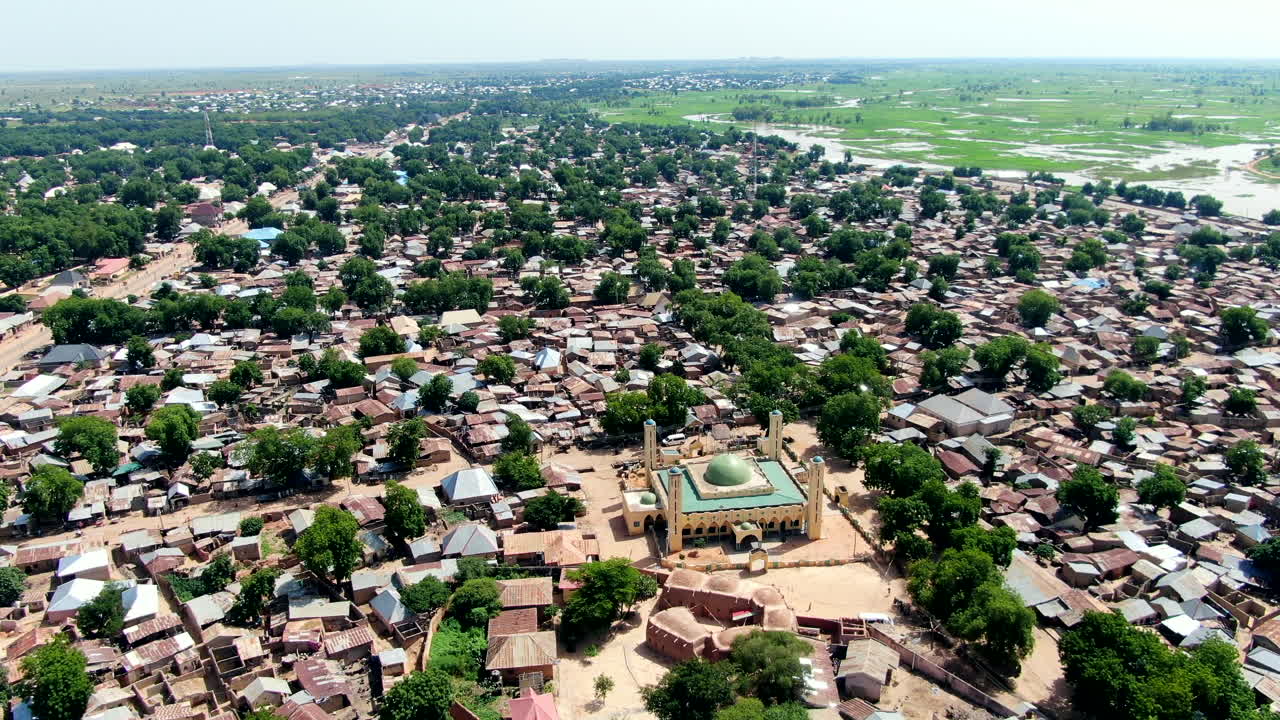 Sorvolando la città di Argungu e la Moschea Nazionale nello Stato di Kebbi, Nigeria