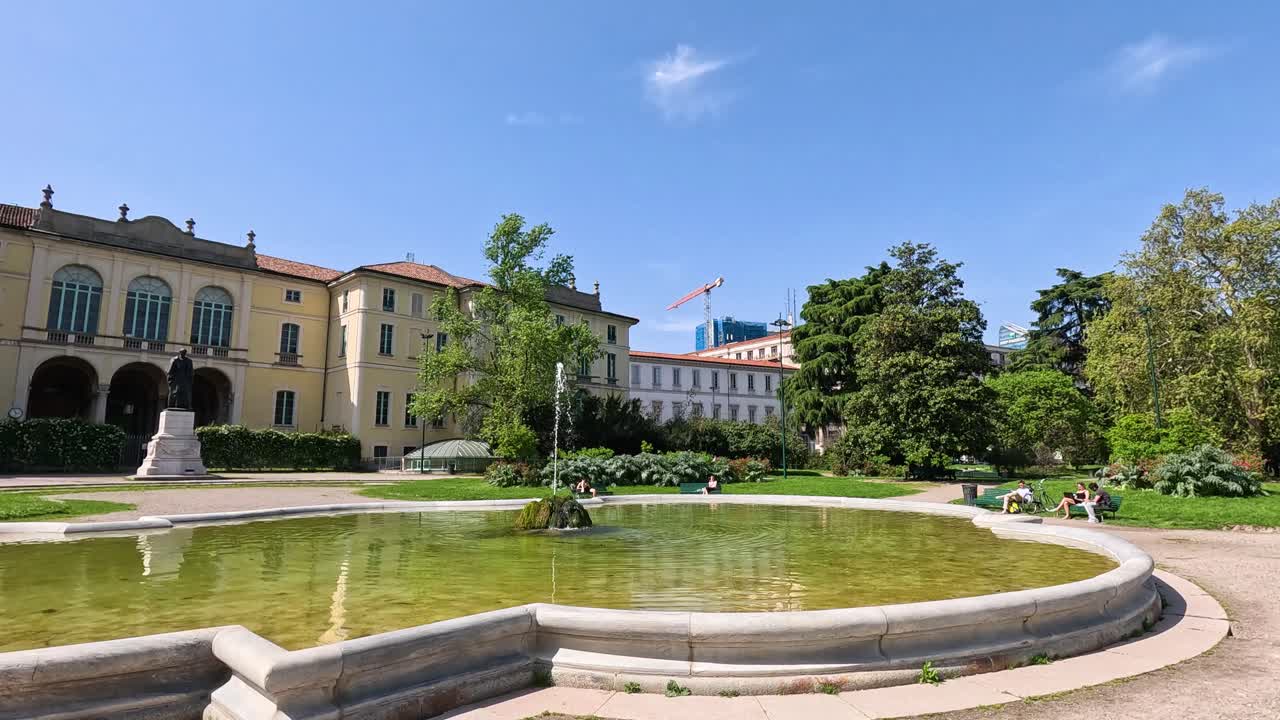 фонтан и историческое здание в милане, италия