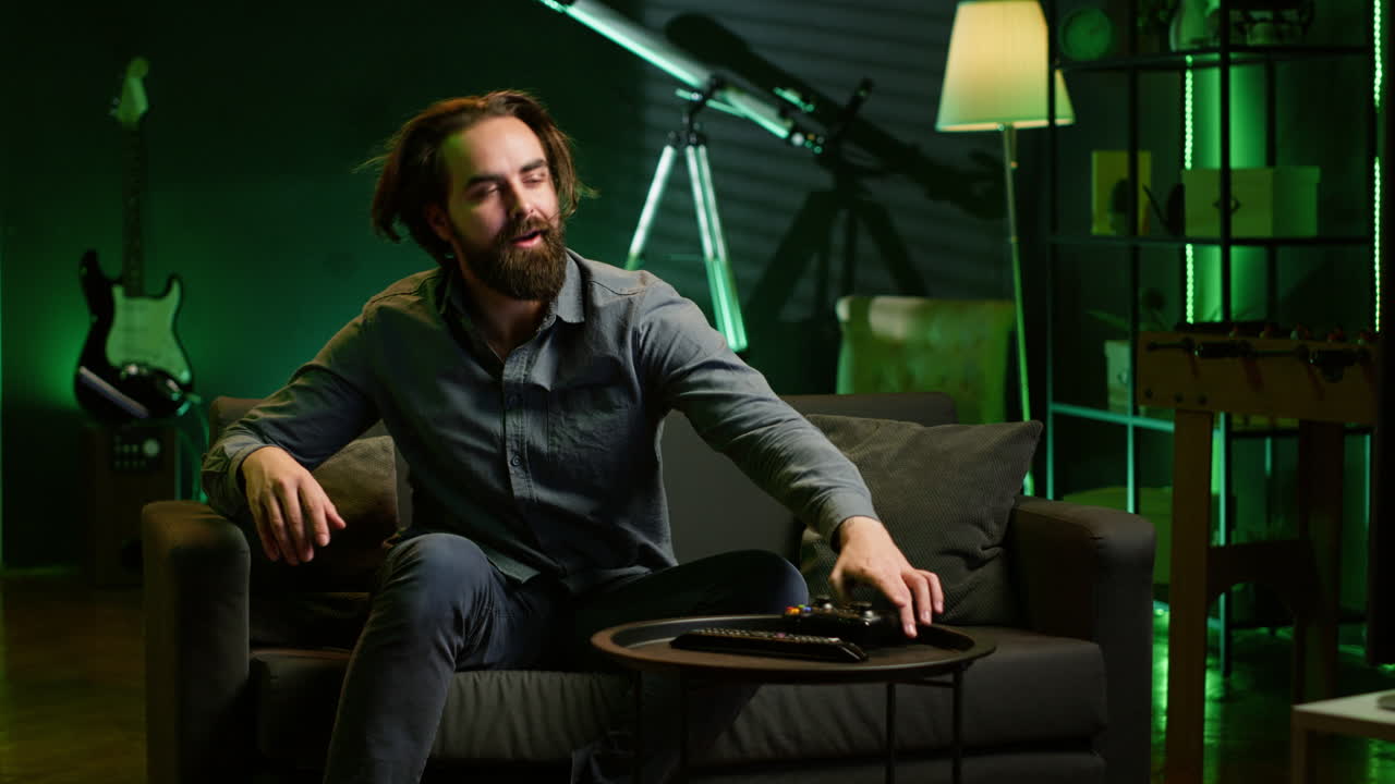 un jugador alegre corriendo a casa para jugar un juego recién lanzado