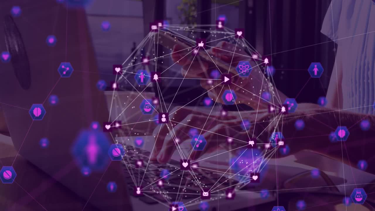 globo de iconos digitales contra mujeres que usan teléfonos inteligentes