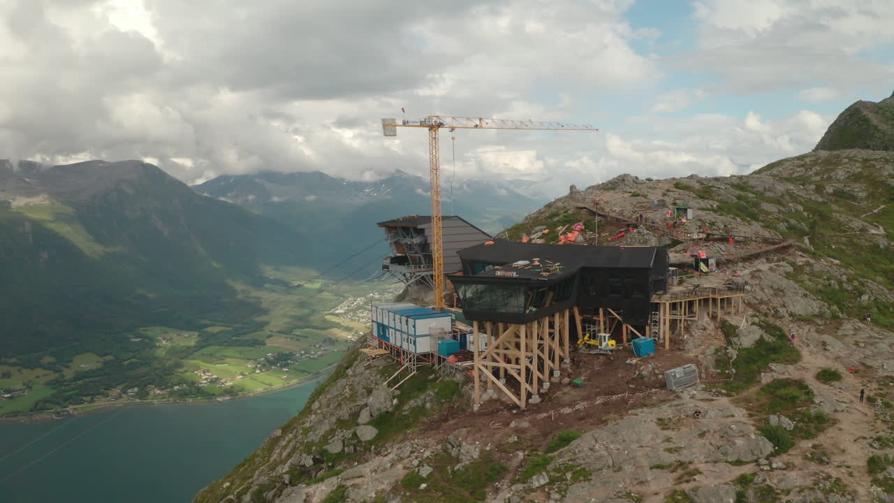 노르웨이의 산과 피요르드가 내려다보이는 romsdalsgondolen 크레인과 eggen 레스토랑