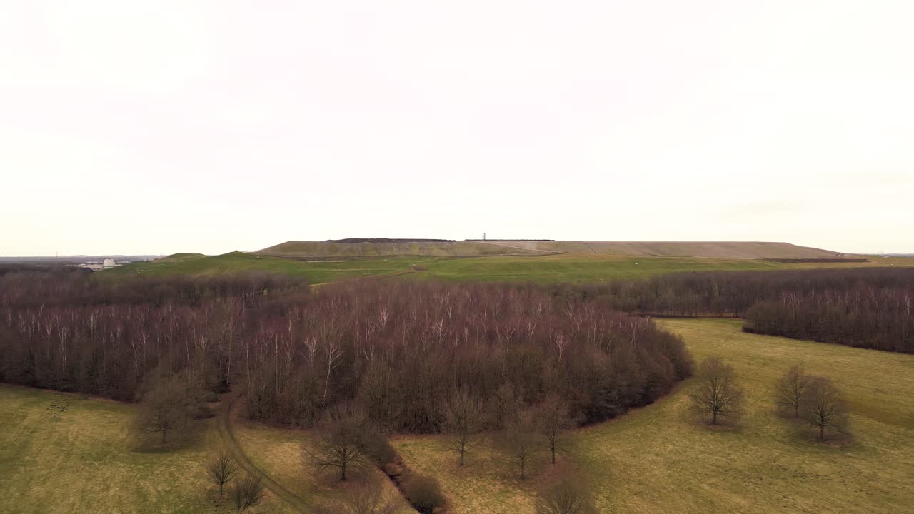 воздушный вид на свалку и окружающий лес