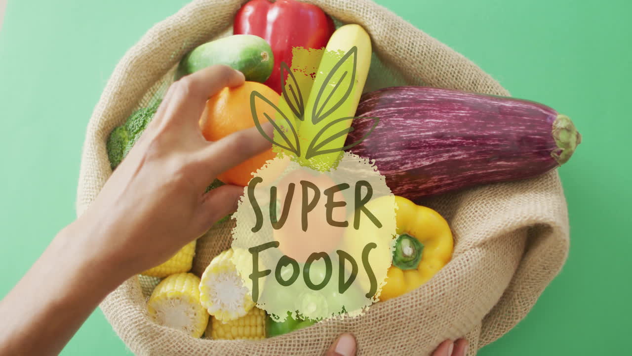 수퍼 푸드 애니메이션으로 채소의 버 봉투를 들고 있는 손