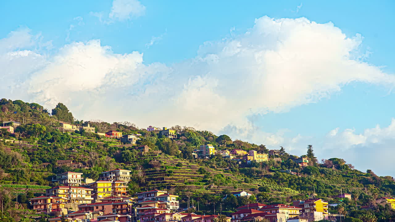 이탈리아 의 언덕 마을 위 에 흐르는  ⁇  구름 의 타임  ⁇ 스