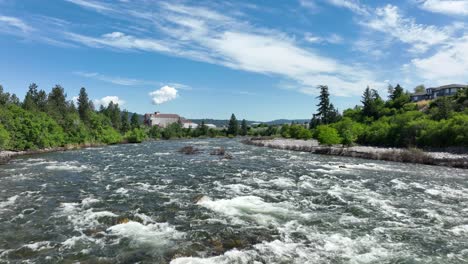 amplia toma aérea que se eleva sobre el río spokane en verano