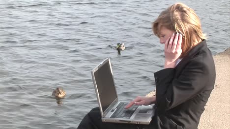 Business-woman-on-Laptop