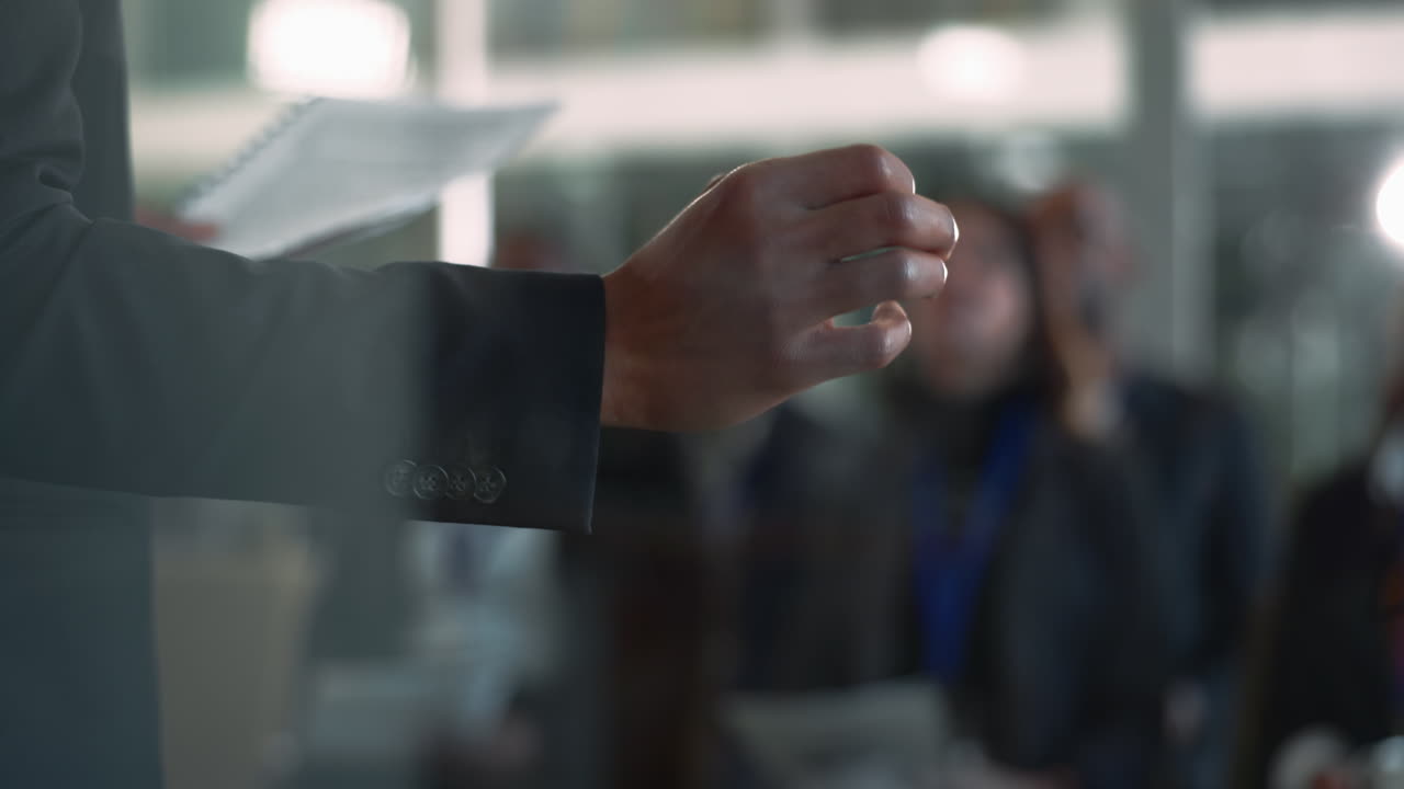 청중 에게 프레젠테이션 을 하는 사업가