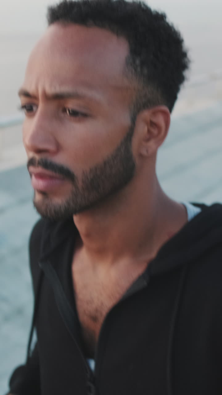 Uomo con una felpa con cappuccio nera