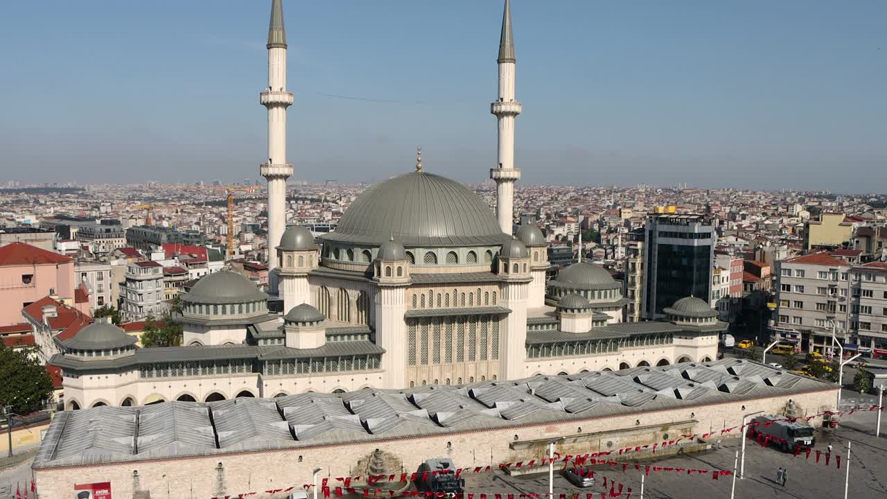 la nueva mezquita taksim en la plaza taksim vista desde el aire. estambul, turker