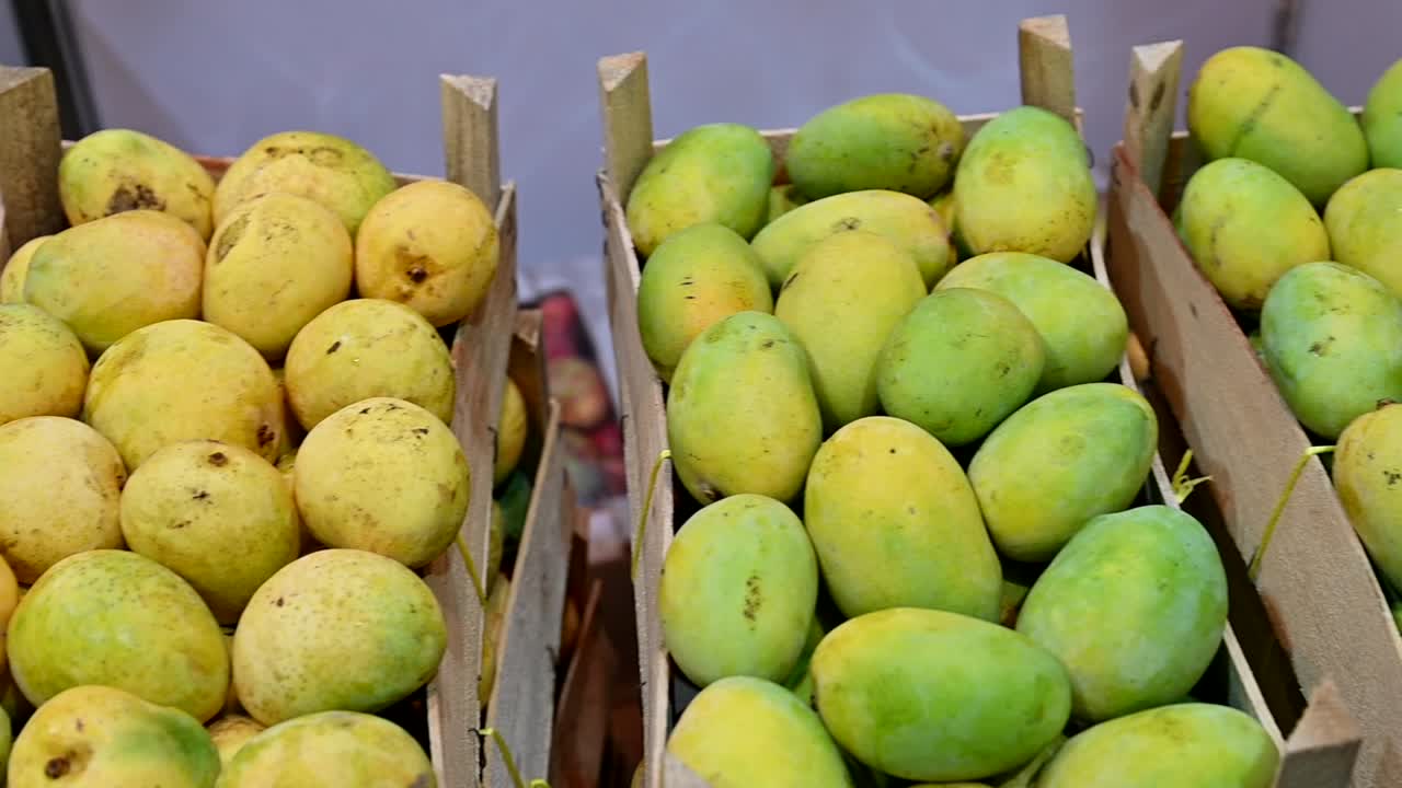 variedades de mangos frescos emiratíes se exhiben durante el festival de comida en los emiratos árabes unidos