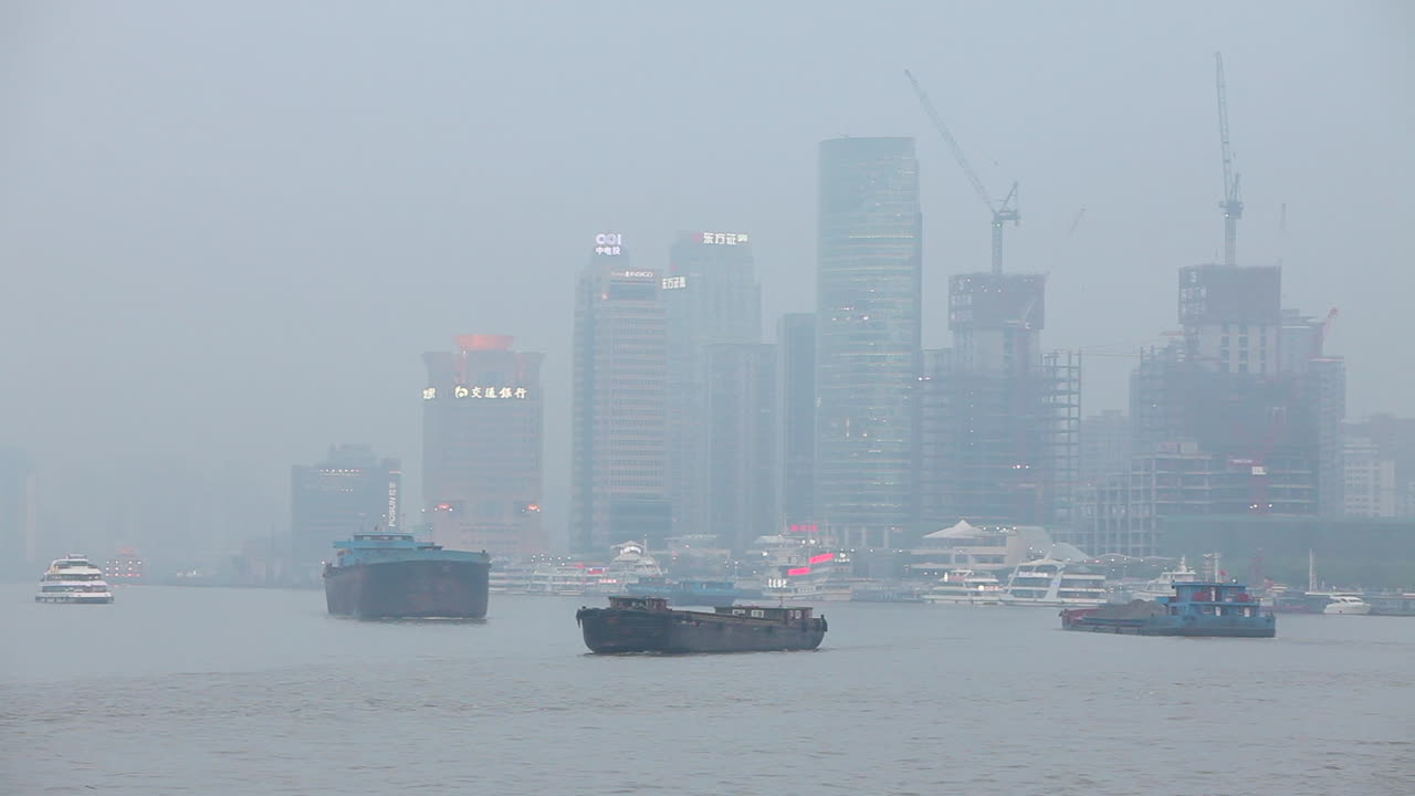 바지선은 흐릿한 날 2에 중국 상하이의 진주 강을 여행합니다.