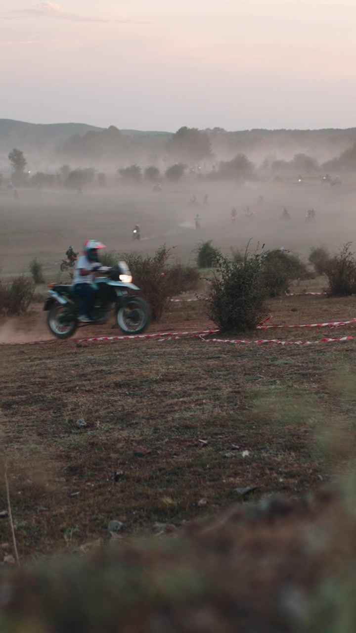 Motociclistas Pilotando por Campo Empoeirado Durante Corrida Off-Road
