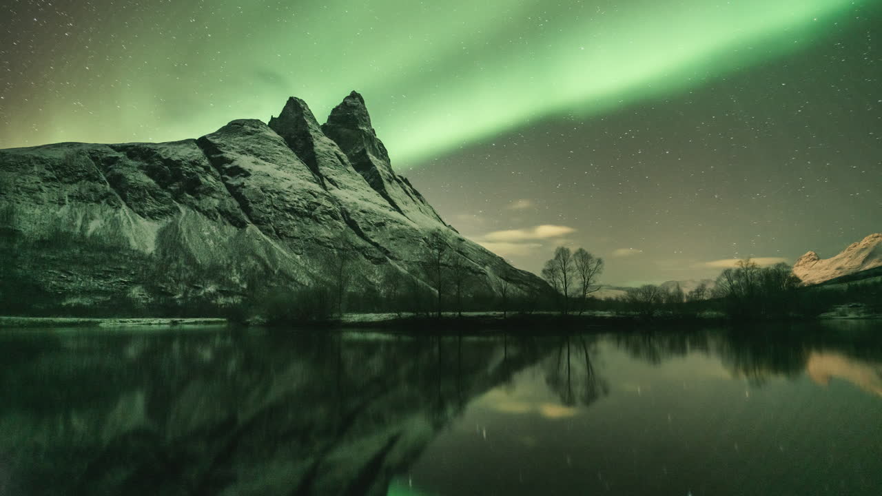 aurora borealis timelapse de una tormenta geomagnética disparada sobre el monte otertinden, noruega