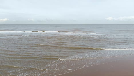 Tranquilas-Olas-Del-Mar-En-La-Playa-Del-Norte-De-Los-Países-Bajos,-Holanda-Del-Sur-Cerca-De-Noordwijk