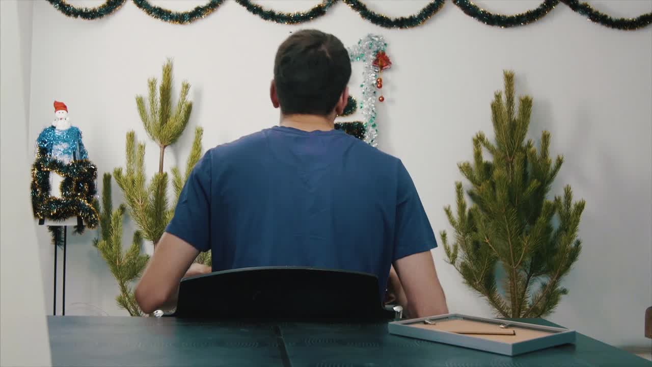 집 에서 크리스마스 장식 을 하는 동안 상자 를 옮기는 사람