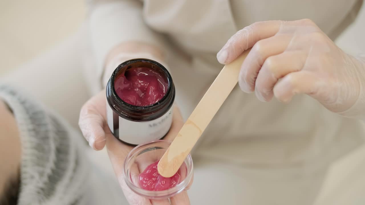 depilación con láser y cosmetología en salones de belleza. cosmetología, spa y concepto de depilación. procedimiento de depilación láser de las piernas femeninas. médico en guantes.