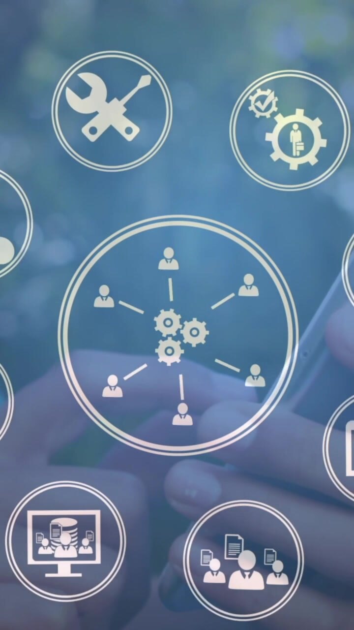 Animation af flere digitale ikoner, der snurrer over midten af en dreng, der bruger smartphone