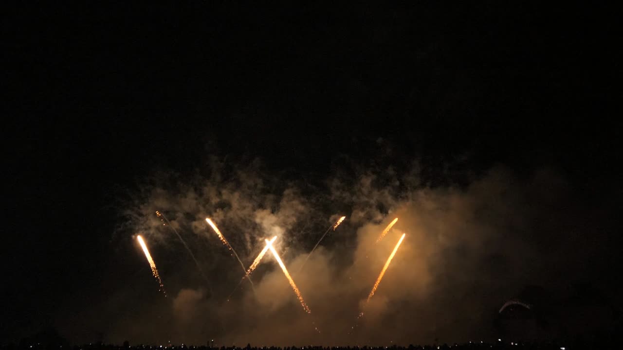 fuegos artificiales con esferas y brillo
