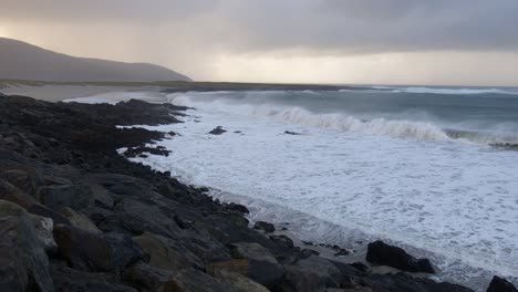 Toma-En-Cámara-Lenta-De-Las-Olas-Rompiendo-Durante-Una-Tormenta-En-La-Bahía-De-Allasdale,-Cerca-De-Castlebay-En-La-Isla-De-Barra